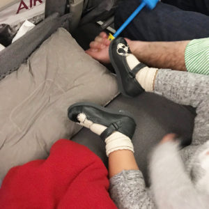 Viaje largo con bebes 1 - Dormir en el avión - Kukeando